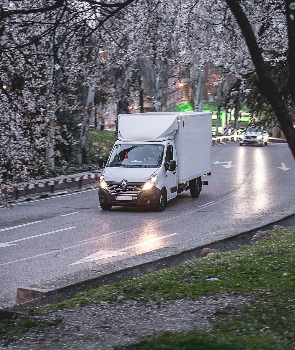 Ein Transporter fährt durch Zürich. Entsorgung + Reinigung